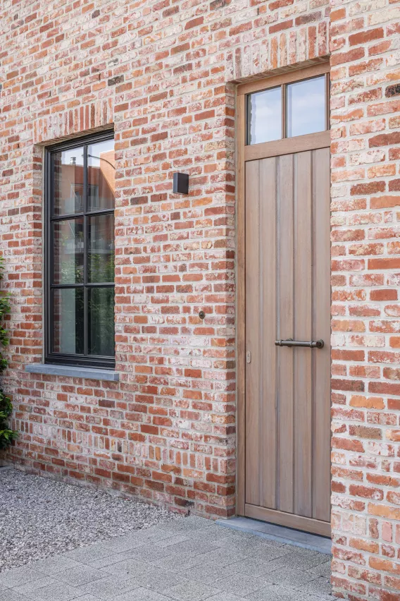 afzelia voordeur in natuurkleur met steellook houten raam